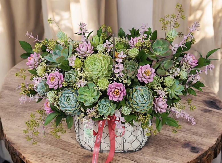 Sen đ&aacute; l&ecirc;n ng&ocirc;i thị trường hoa, qu&agrave; tặng dịp 20/10- Ảnh 1.