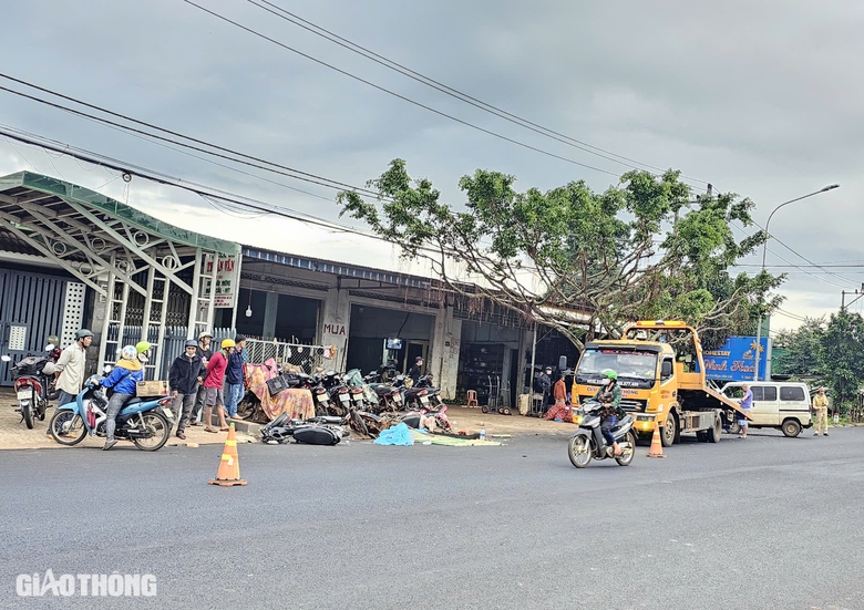 Xe m&aacute;y chở hai học sinh va chạm với &ocirc; t&ocirc;, một em tử vong tại chỗ- Ảnh 1.