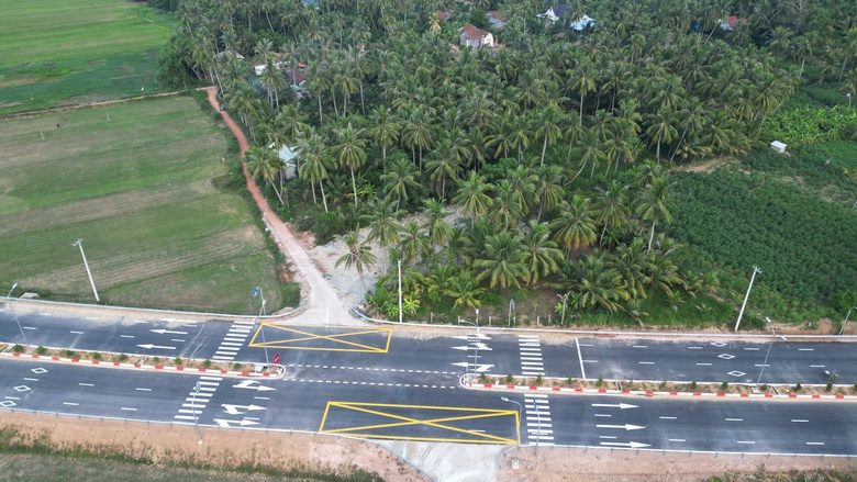 Bình Định xử lý bất cập trên tuyến đường gần 800 tỷ mới khánh thành- Ảnh 1. Bình Định xử lý bất cập trên tuyến đường gần 800 tỷ mới khánh thành- Ảnh 1.