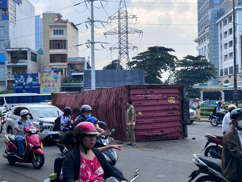Thùng container lật ngang giữa ngã 6, may mắn không ai gặp nạn- Ảnh 1. Thùng container lật ngang giữa ngã 6, may mắn không ai gặp nạn- Ảnh 1.