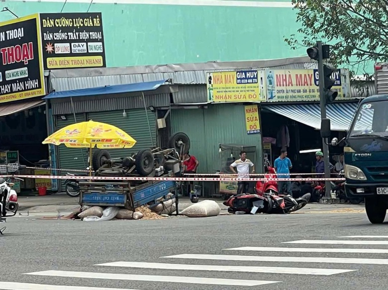 Xe m&aacute;y chuyển hướng t&ocirc;ng xe ba g&aacute;c, t&agrave;i xế ba g&aacute;c tử vong- Ảnh 1.