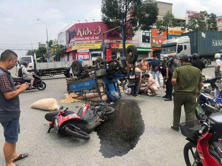Xe m&aacute;y chuyển hướng t&ocirc;ng xe ba g&aacute;c, t&agrave;i xế ba g&aacute;c tử vong- Ảnh 2.