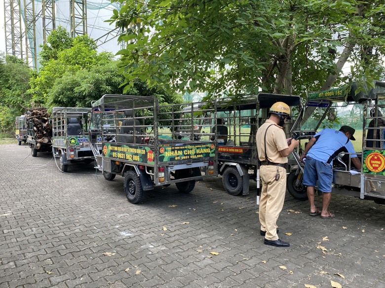 Bị CSGT xử lý, hàng loạt tài xế xe tự chế biện bạch "vì kế sinh nhai"- Ảnh 8. Bị CSGT xử lý, hàng loạt tài xế xe tự chế biện bạch "vì kế sinh nhai"- Ảnh 8.