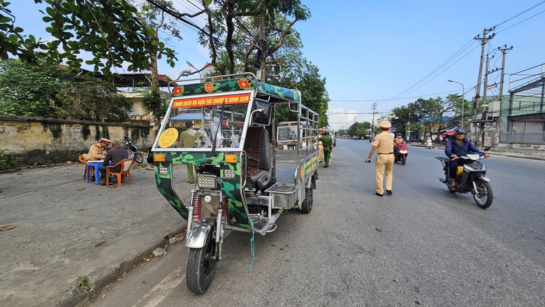 Bị CSGT xử lý, hàng loạt tài xế xe tự chế biện bạch "vì kế sinh nhai"- Ảnh 7. Bị CSGT xử lý, hàng loạt tài xế xe tự chế biện bạch "vì kế sinh nhai"- Ảnh 7.