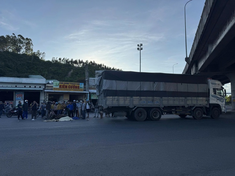 Xe m&aacute;y va chạm với xe tải, một người tử vong, một người bị thương- Ảnh 2.