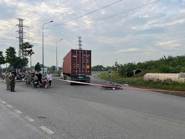 Xe container &ocirc;m cua va chạm xe m&aacute;y, người đ&agrave;n &ocirc;ng tử vong thương t&acirc;m- Ảnh 1.