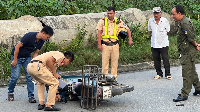 Xe container &ocirc;m cua va chạm xe m&aacute;y, người đ&agrave;n &ocirc;ng tử vong thương t&acirc;m- Ảnh 2.