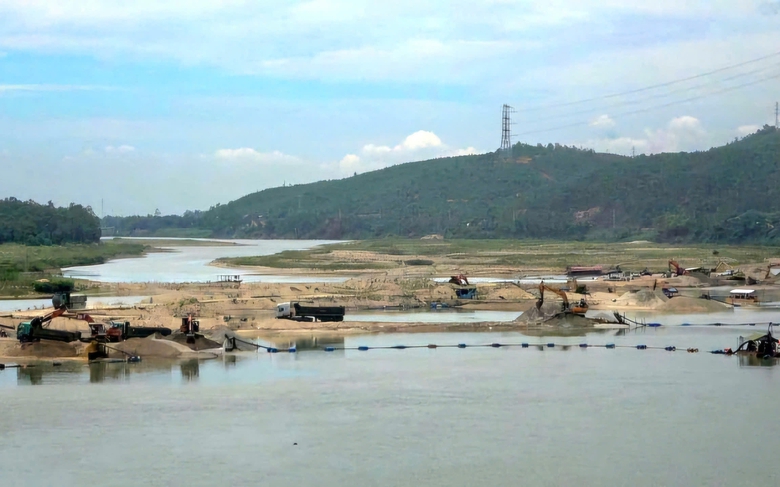 Chủ tịch Quảng Nam chỉ đạo "n&oacute;ng" ngay sau phi&ecirc;n đấu gi&aacute; mỏ c&aacute;t 370 tỷ