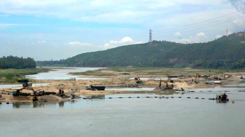 Chủ tịch Quảng Nam chỉ đạo "n&oacute;ng" ngay sau phi&ecirc;n đấu gi&aacute; mỏ c&aacute;t 370 tỷ- Ảnh 1.