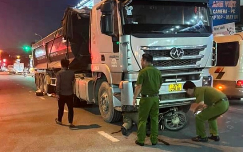 Cơ quan c&ocirc;ng an kh&aacute;m nghiệm hiện trường, điều tra nguy&ecirc;n nh&acirc;n vụ tai nạn.