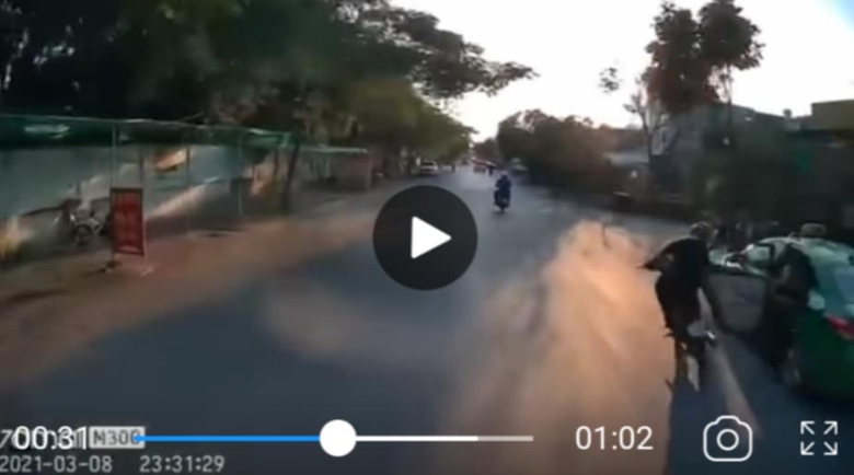Kh&aacute;ch đi taxi mở cửa bất cẩn l&agrave;m người l&aacute;i xe m&aacute;y ng&atilde; ra đường, bị xe bu&yacute;t t&ocirc;ng tử vong- Ảnh 1.