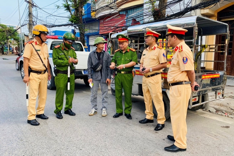 Bị CSGT xử lý, hàng loạt tài xế xe tự chế biện bạch "vì kế sinh nhai"- Ảnh 1. Bị CSGT xử lý, hàng loạt tài xế xe tự chế biện bạch "vì kế sinh nhai"- Ảnh 1.