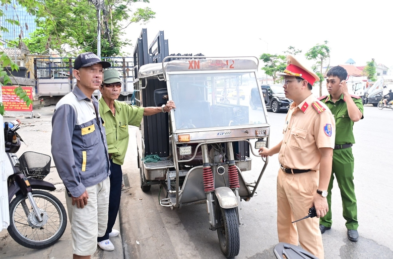 Bị CSGT xử lý, hàng loạt tài xế xe tự chế biện bạch "vì kế sinh nhai"- Ảnh 2. Bị CSGT xử lý, hàng loạt tài xế xe tự chế biện bạch "vì kế sinh nhai"- Ảnh 2.