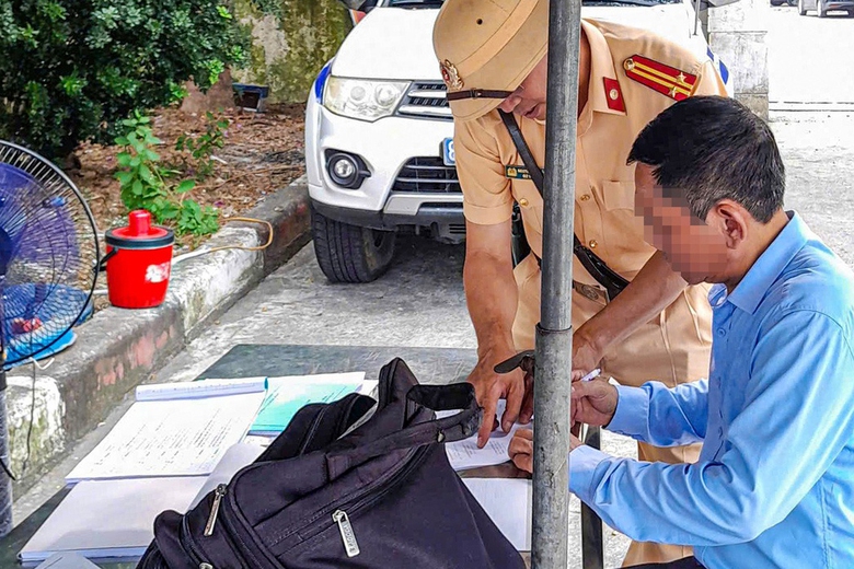 Đ&atilde; xử phạt t&agrave;i xế l&aacute;i &ocirc; t&ocirc; ngược chiều lao vun v&uacute;t tr&ecirc;n cao tốc Nội B&agrave;i - L&agrave;o Cai- Ảnh 1.