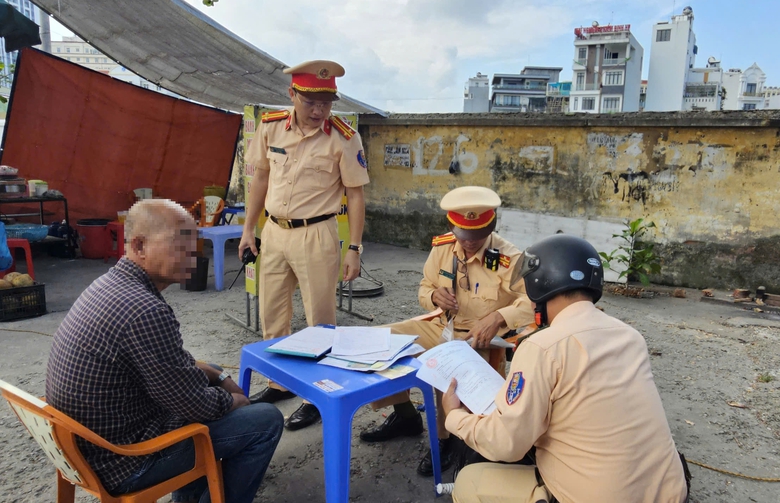 Bị CSGT xử lý, hàng loạt tài xế xe tự chế biện bạch "vì kế sinh nhai"- Ảnh 4. Bị CSGT xử lý, hàng loạt tài xế xe tự chế biện bạch "vì kế sinh nhai"- Ảnh 4.