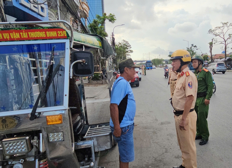 Bị CSGT xử lý, hàng loạt tài xế xe tự chế biện bạch "vì kế sinh nhai"- Ảnh 3. Bị CSGT xử lý, hàng loạt tài xế xe tự chế biện bạch "vì kế sinh nhai"- Ảnh 3.