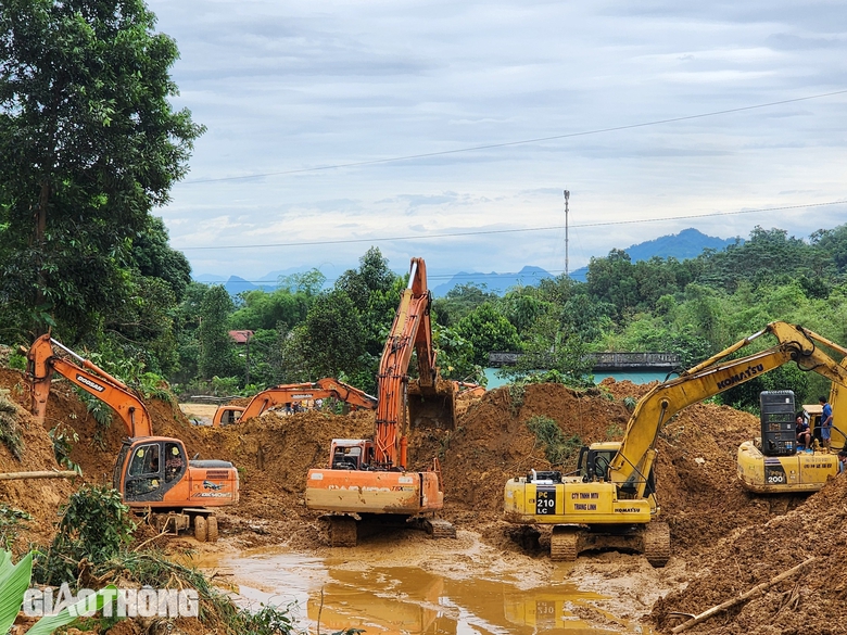 Sẵn s&agrave;ng th&ocirc;ng tuyến QL2 sau sự cố sạt lở tại H&agrave; Giang- Ảnh 1.