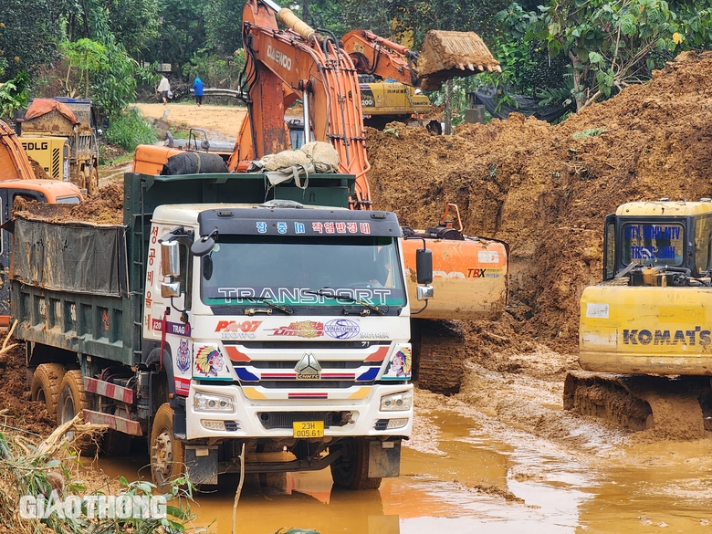 Sẵn s&agrave;ng th&ocirc;ng tuyến QL2 sau sự cố sạt lở tại H&agrave; Giang- Ảnh 4.