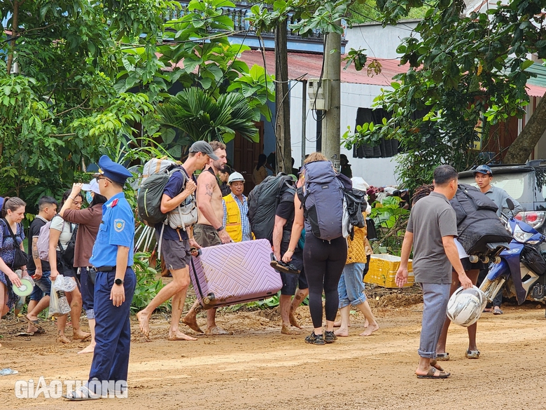 Sẵn s&agrave;ng th&ocirc;ng tuyến QL2 sau sự cố sạt lở tại H&agrave; Giang- Ảnh 7.