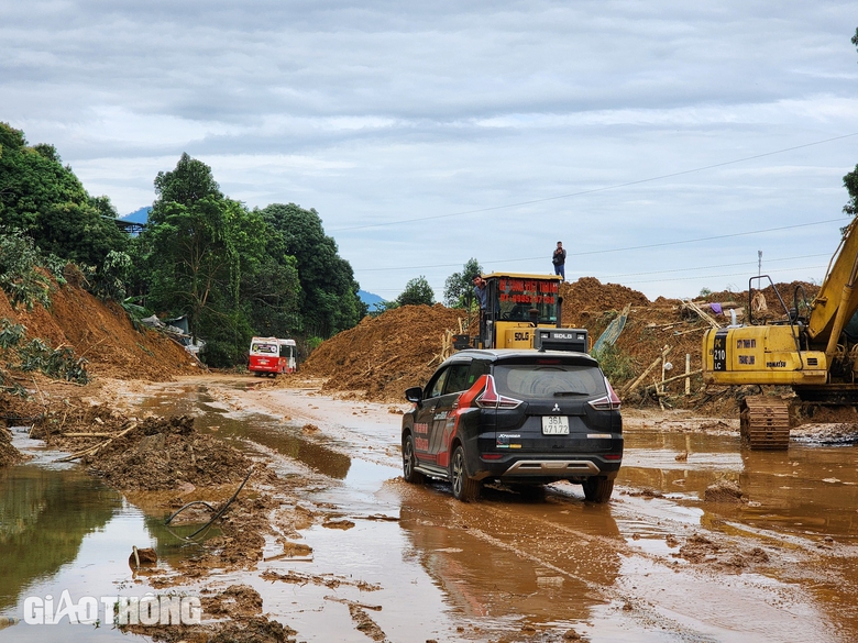 Th&ocirc;ng tuyến QL2 H&agrave; Giang sau 3 ng&agrave;y xảy ra sạt lở- Ảnh 4.