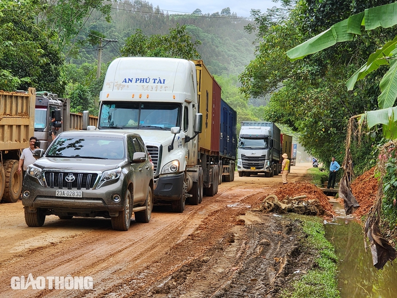 Th&ocirc;ng tuyến QL2 H&agrave; Giang sau 3 ng&agrave;y xảy ra sạt lở- Ảnh 3.