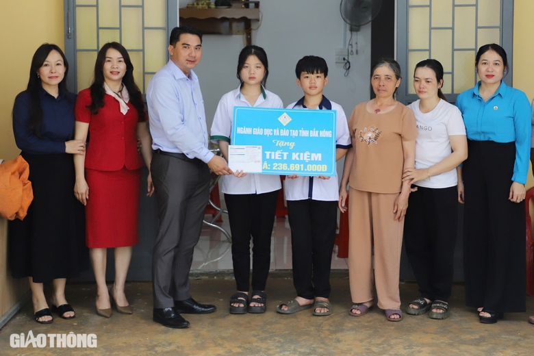 Trao sổ tiết kiệm 230 triệu đồng gi&uacute;p nữ sinh mất bố, mẹ liệt giường do tai nạn giao th&ocirc;ng- Ảnh 1.