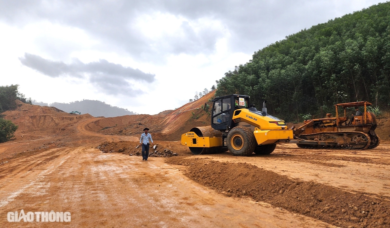 "Xẻ n&uacute;i, bạt đồi" thi c&ocirc;ng cao tốc Kh&aacute;nh H&ograve;a - Bu&ocirc;n Ma Thuột- Ảnh 9.