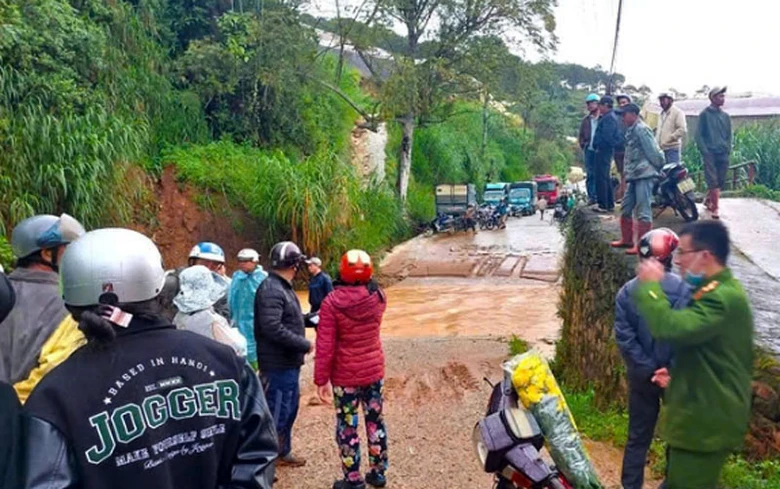 Hiện trường vụ xe tải bị nước suối cuốn, tài xế mất tích. Hiện trường vụ xe tải bị nước suối cuốn, tài xế mất tích.