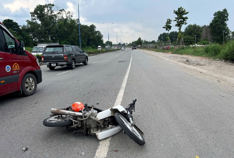 Chiếc xe máy của nạn nhân tại hiện trường vụ tai nạn. Chiếc xe máy của nạn nhân tại hiện trường vụ tai nạn.