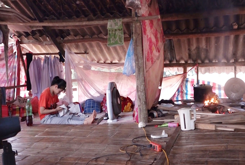 X&oacute;t cảnh nữ sinh ngh&egrave;o dang dở việc học, phải ngồi xe lăn do tai nạn giao th&ocirc;ng- Ảnh 5.