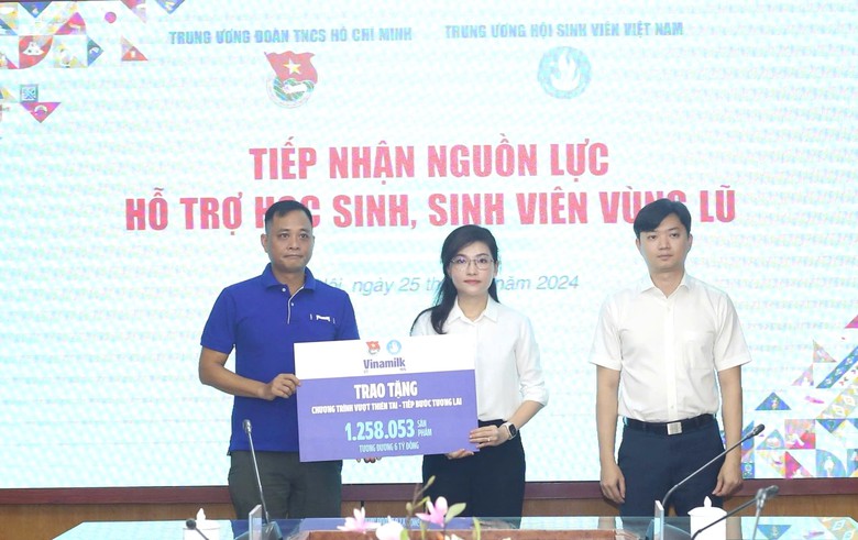 Đại diện Vinamilk trao tặng bảng tượng trưng hơn 1.258.000 sản phẩm (tương đương 6 tỷ đồng) cho đại diện Trung ương Đoàn TNCS Hồ Chí Minh. Đại diện Vinamilk trao tặng bảng tượng trưng hơn 1.258.000 sản phẩm (tương đương 6 tỷ đồng) cho đại diện Trung ương Đoàn TNCS Hồ Chí Minh.