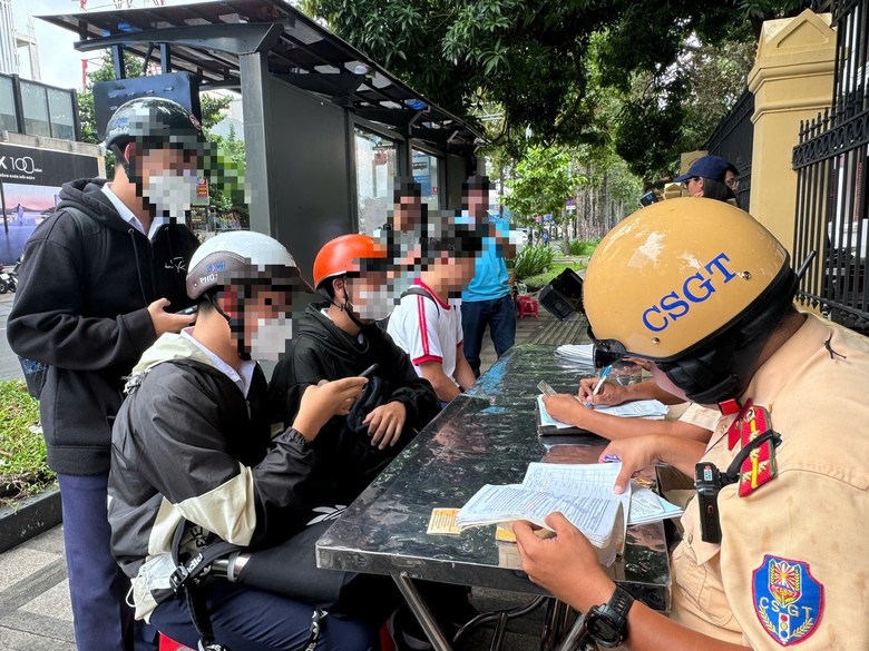 Gần 300 học sinh ở TP.HCM bị xử l&yacute; vi phạm giao th&ocirc;ng trong một ng&agrave;y- Ảnh 1.