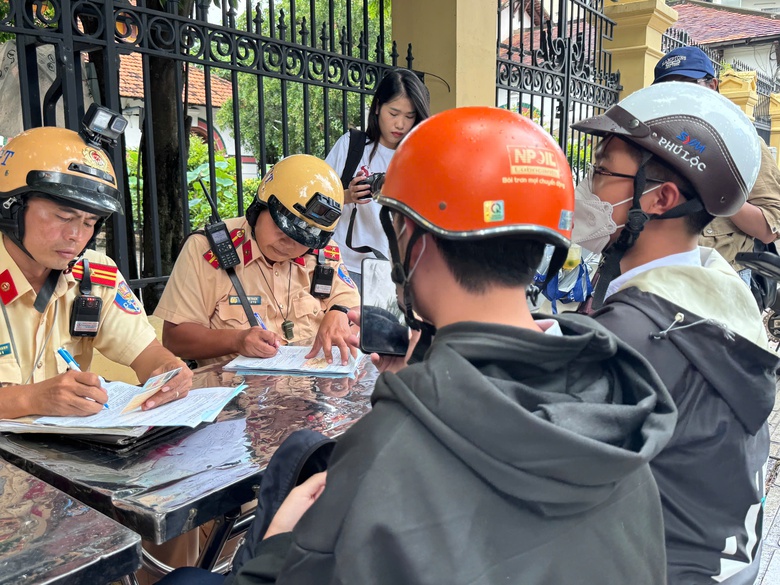 CSGT TP.HCM xử l&yacute; hơn 6.600 học sinh, phụ huynh vi phạm giao th&ocirc;ng trong th&aacute;ng cao điểm- Ảnh 1.