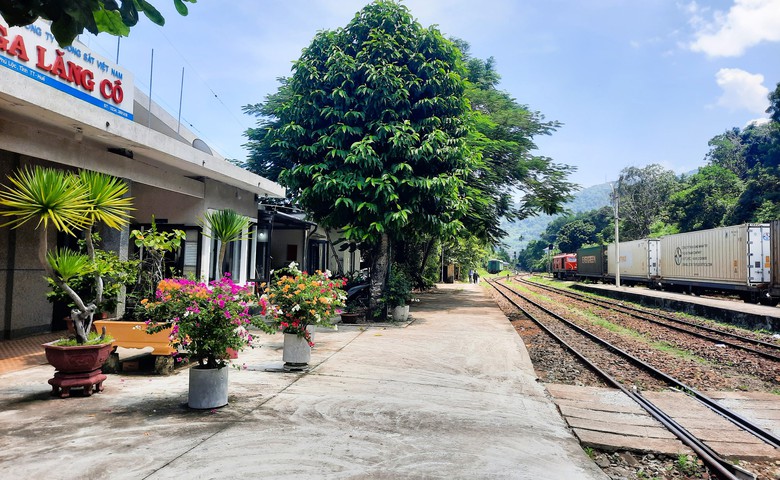 Kiểm tra hiện trường đảm bảo ATGT đường sắt Bắc - Nam qua huyện Ph&uacute; Lộc- Ảnh 2.