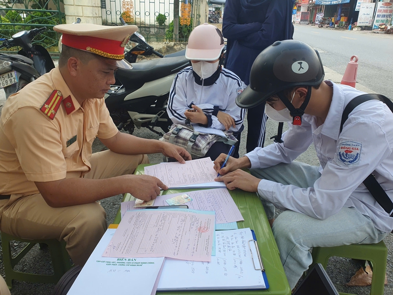 Học sinh vi phạm giao th&ocirc;ng, phụ huynh được mời đến nghe tuy&ecirc;n truyền luật- Ảnh 2.