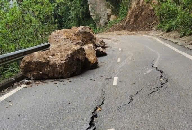 Sạt lở đường l&ecirc;n đền Thượng ở Vườn quốc gia Ba V&igrave;- Ảnh 1.