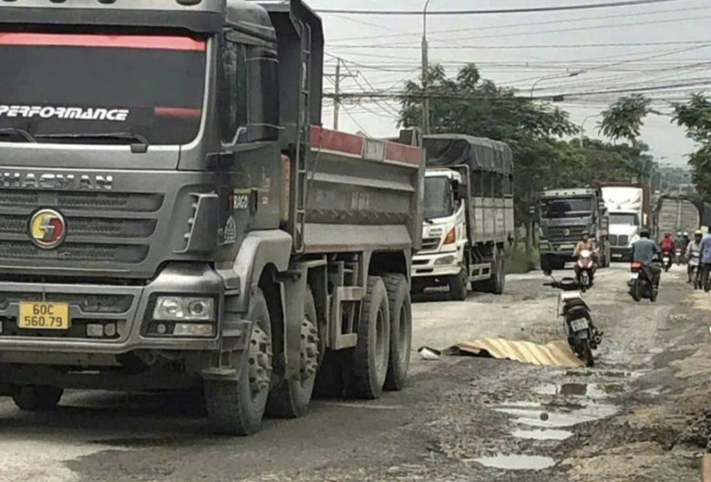 Người phụ nữ tử vong tại chỗ sau va chạm với xe tải ben ở Đồng Nai- Ảnh 1.
