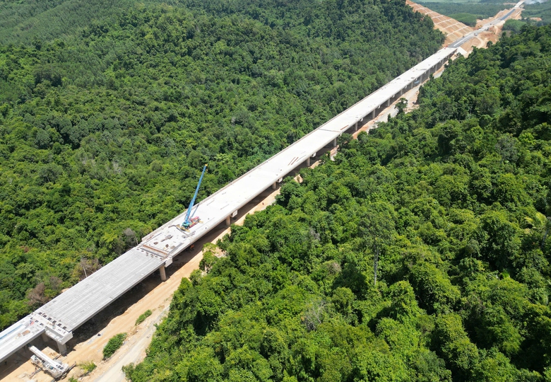 Hợp long cầu d&agrave;i nhất cao tốc V&acirc;n Phong - Nha Trang- Ảnh 1.