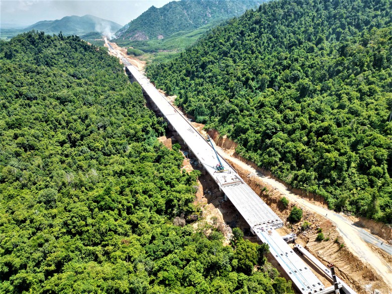 Hợp long cầu d&agrave;i nhất cao tốc V&acirc;n Phong - Nha Trang- Ảnh 11.