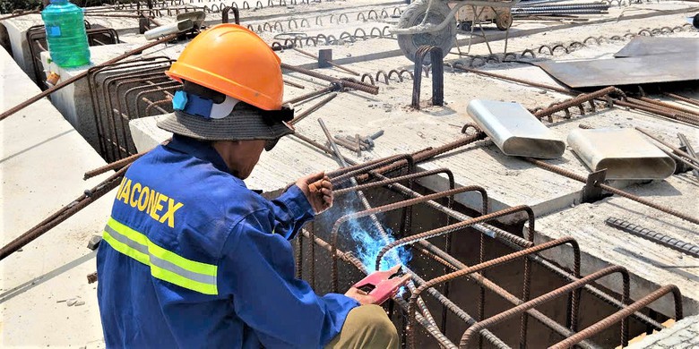 Hợp long cầu d&agrave;i nhất cao tốc V&acirc;n Phong - Nha Trang- Ảnh 6.