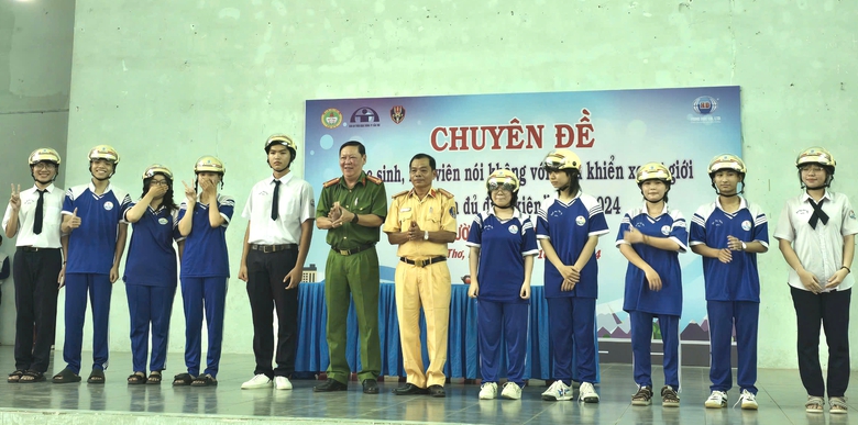 Học sinh Cần Thơ cam kết kh&ocirc;ng điều khiển phương tiện giao th&ocirc;ng khi chưa đủ điều kiện- Ảnh 2.