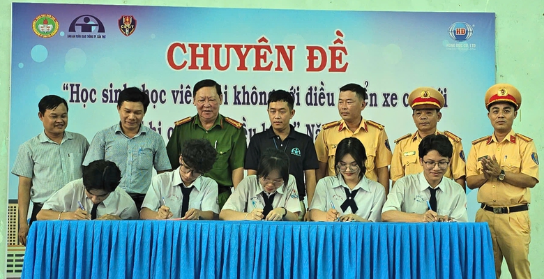 Học sinh Cần Thơ cam kết kh&ocirc;ng điều khiển phương tiện giao th&ocirc;ng khi chưa đủ điều kiện- Ảnh 3.