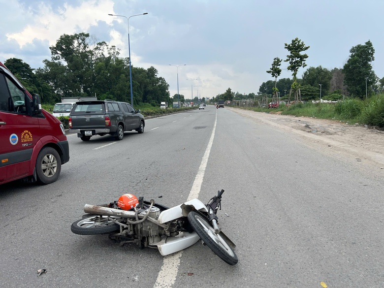 Tự ng&atilde; tr&ecirc;n đường đi đ&aacute;m cưới về, người đ&agrave;n &ocirc;ng bị xe tải c&aacute;n tử vong- Ảnh 1.