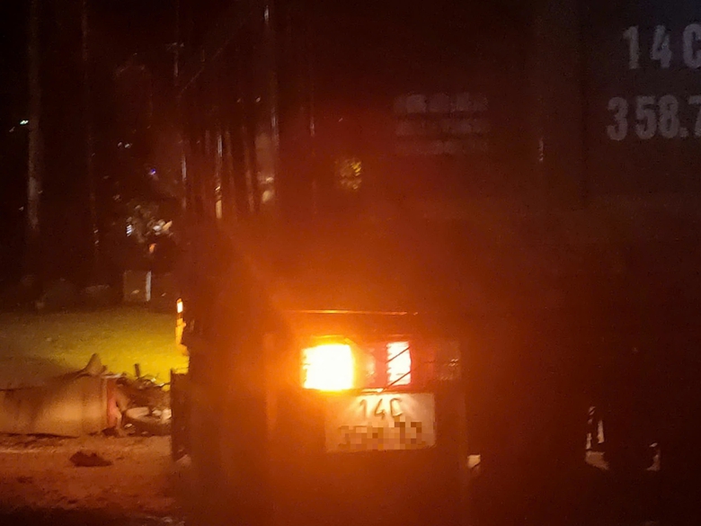 Xe m&aacute;y chạy tốc độ cao lao v&agrave;o xe tải tr&ecirc;n quốc lộ 18B, hai nam thanh ni&ecirc;n tử vong tại chỗ- Ảnh 1.