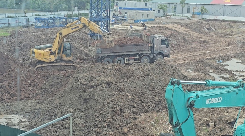 H&agrave; Nội: Xe phục vụ dự &aacute;n chở c&oacute; ngọn, c&oacute; dấu hiệu qu&aacute; tải - Ảnh 1.