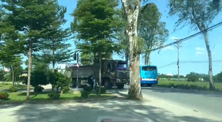 H&agrave; Nội: Xe phục vụ dự &aacute;n chở c&oacute; ngọn, c&oacute; dấu hiệu qu&aacute; tải - Ảnh 2.