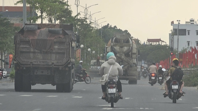 H&agrave; Nội: Xe phục vụ dự &aacute;n chở c&oacute; ngọn, c&oacute; dấu hiệu qu&aacute; tải - Ảnh 4.