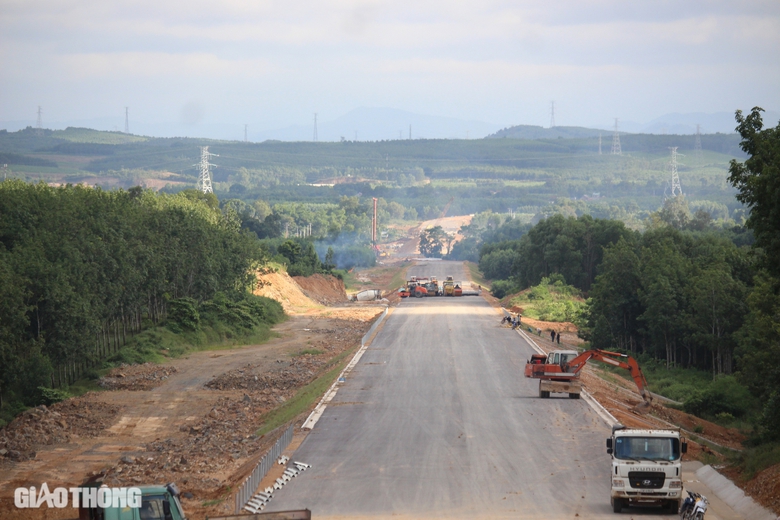 Đẩy tiến độ cao tốc Vạn Ninh - Cam Lộ khi mùa mưa cận kề- Ảnh 13. Đẩy tiến độ cao tốc Vạn Ninh - Cam Lộ khi mùa mưa cận kề- Ảnh 13.