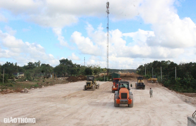 Đẩy tiến độ cao tốc Vạn Ninh - Cam Lộ khi mùa mưa cận kề- Ảnh 4. Đẩy tiến độ cao tốc Vạn Ninh - Cam Lộ khi mùa mưa cận kề- Ảnh 4.