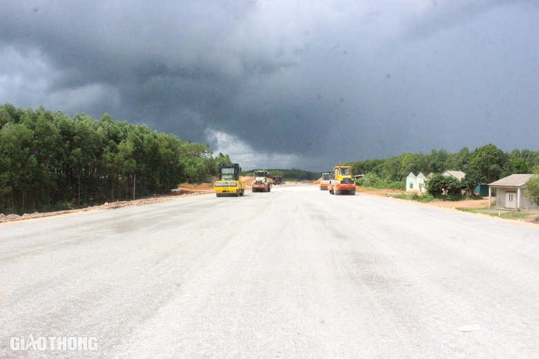 Đẩy tiến độ cao tốc Vạn Ninh - Cam Lộ khi mùa mưa cận kề- Ảnh 3. Đẩy tiến độ cao tốc Vạn Ninh - Cam Lộ khi mùa mưa cận kề- Ảnh 3.